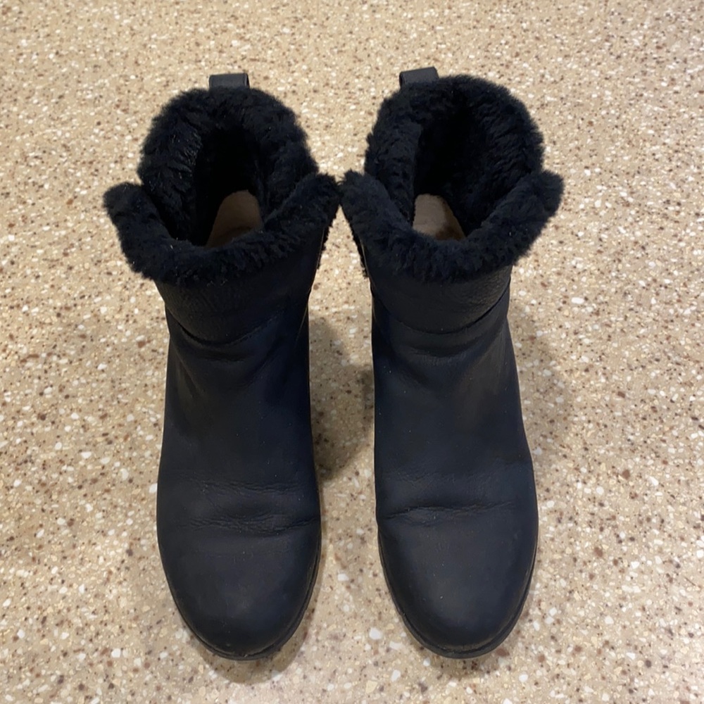 Size 8 Black Suede Ugg Boots.